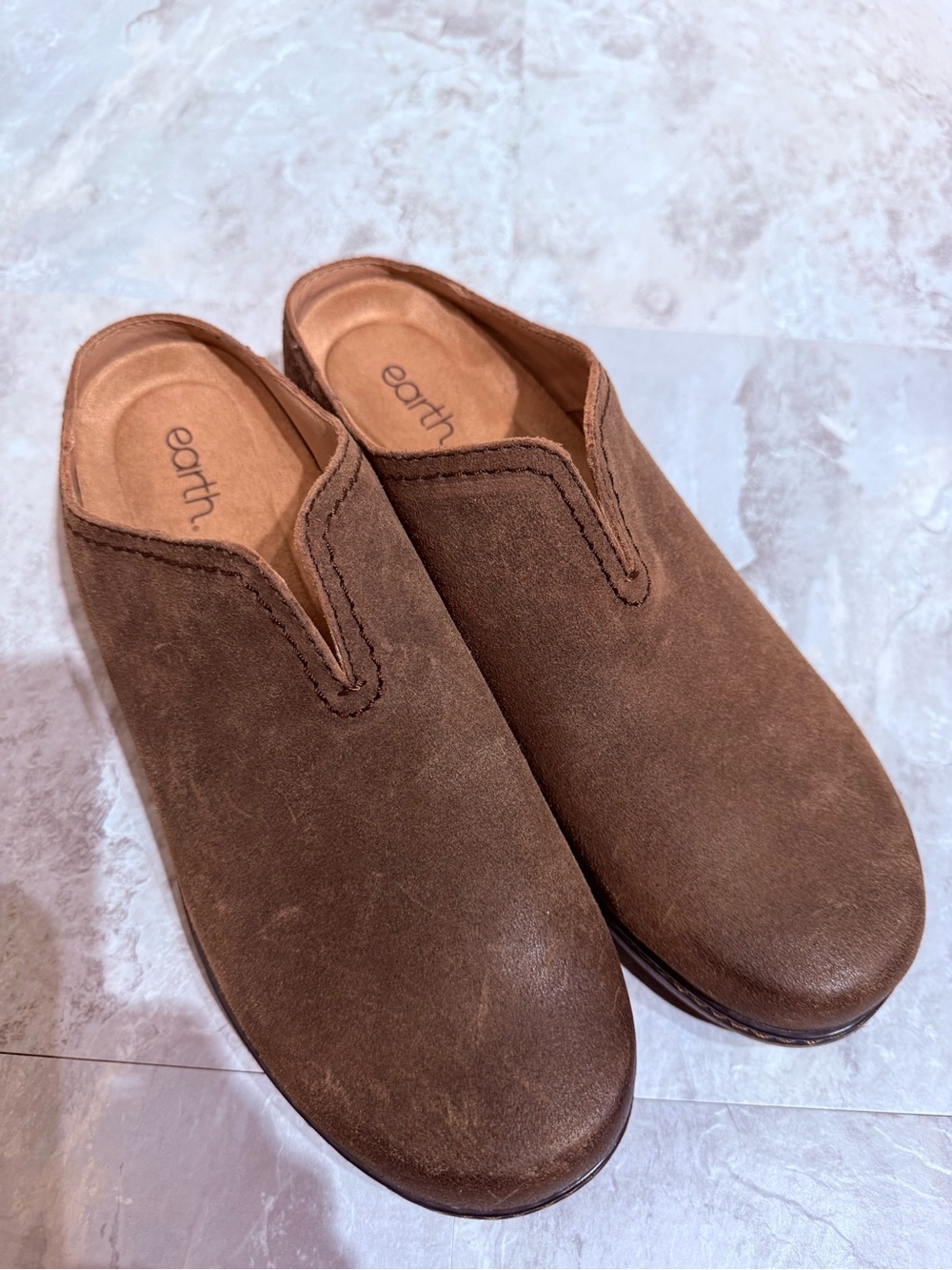 Earth Kolia Suede Slip-On Clog Mules – Cushioned Comfort Shoes – Brown Sz 10M

L